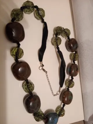 Collar de cuentas marrón y verde