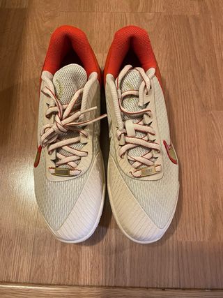 Zapatillas TENIS NIKE TIERRA sin estrenar Talla 41