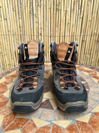 Botas de montaña Quechua grises y naranjas