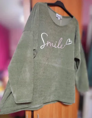 Jersey verde tipo sudadera oversize