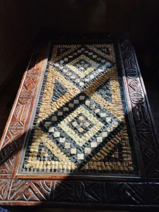 Mesa de madera con mosaico de piedras