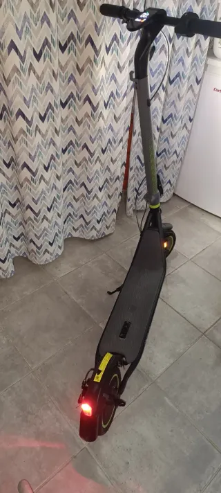 Patinete Eléctrico Negro y Amarillo