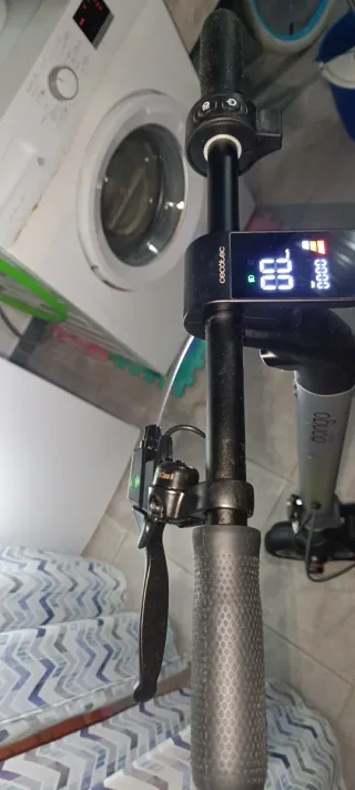 Patinete Eléctrico Negro y Amarillo