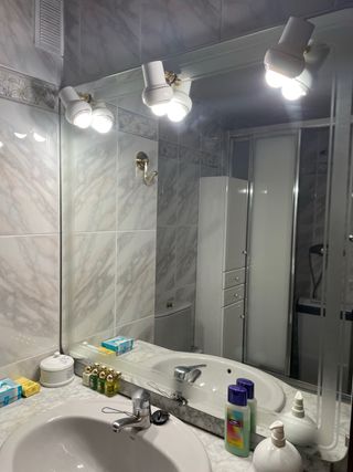 Specchio da bagno in bianco e argento