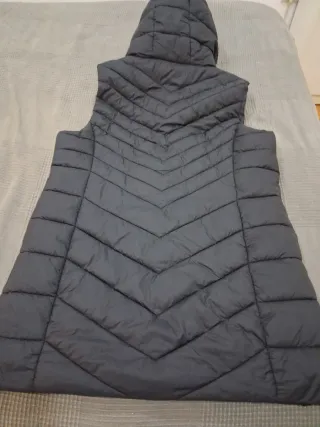 Chaleco negro con capucha Talla M