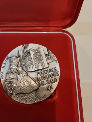 Medalla religiosa con estuche