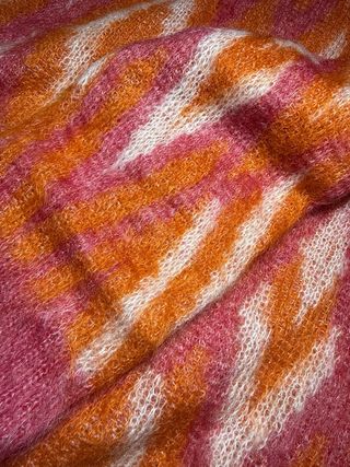 Jersey suave lana naranja y rosa con etiqueta
