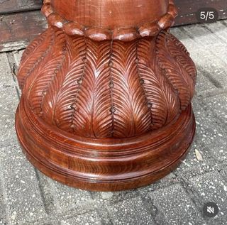 Comodini antichi - Comodini a mezzaluna intagliati