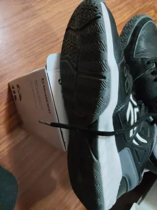 Zapatillas Decathlon Tenis Negras y Blancas