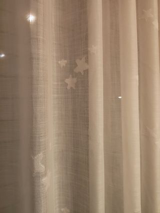 Cortinas blancas con detalle estrellas