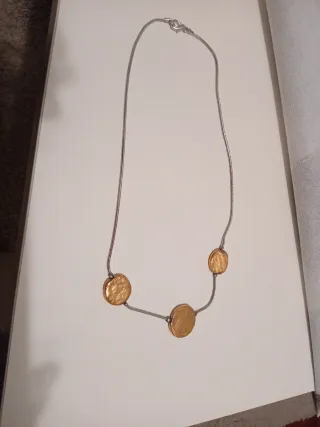 Collar con discos dorados y cadena plateada
