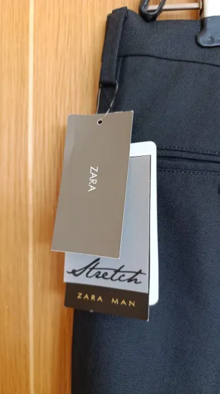 Pantalón de traje negro, Zara Man, con etiqueta