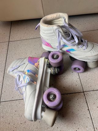 Patines blancos con detalles iridiscentes