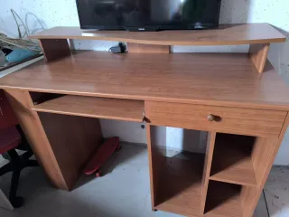 Escritorio madera con bandeja teclado