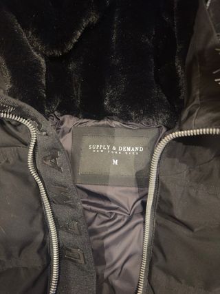 Cazadora Negra SUPPLY & DEMAND con Capucha