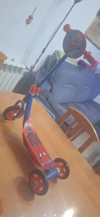 Patinete Spiderman 3 ruedas En perfecto estado
