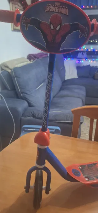 Patinete Spiderman 3 ruedas En perfecto estado