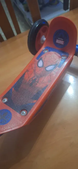 Patinete Spiderman 3 ruedas En perfecto estado