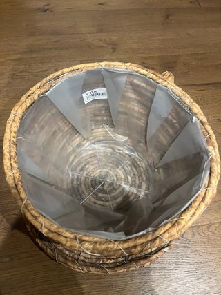 Tiesto de mimbre con plato