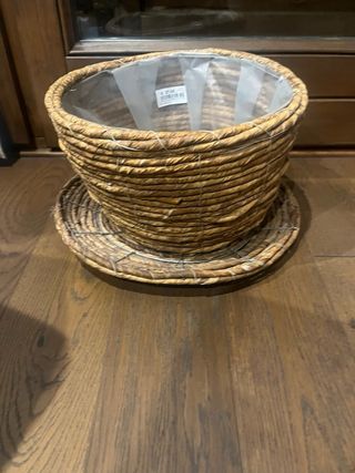Tiesto de mimbre con plato