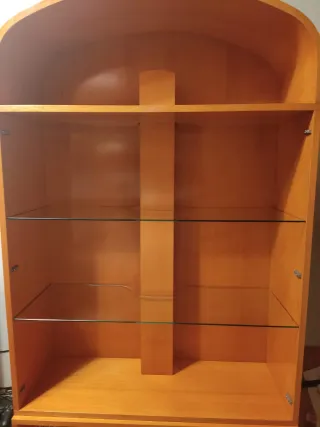 Vitrina de madera con 3 estantes y luz interior