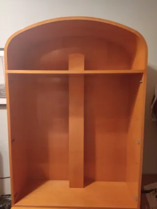 Vitrina de madera con 3 estantes y luz interior