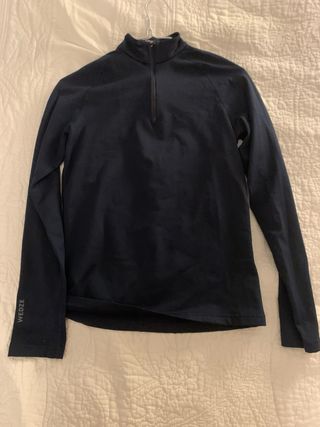 Camiseta térmica con cuello y cremallera.