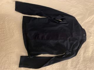 Camiseta térmica con cuello y cremallera.