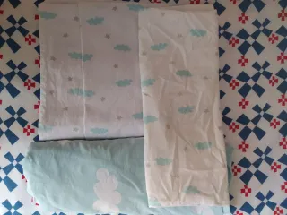 Ropa de cuna con nubes y estrellas