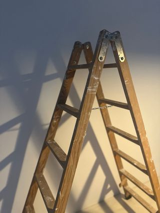 Escalera de tijera de madera