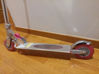 Patinete infantil rosa y plateado