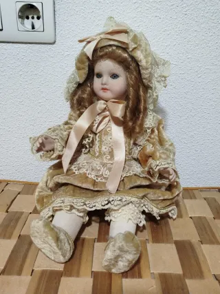 Muñeca de porcelanaa articulada