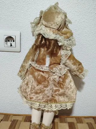Muñeca de porcelanaa articulada