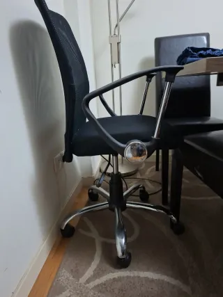 Silla de oficina ergonómica negra