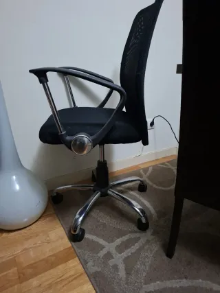 Silla de oficina ergonómica negra