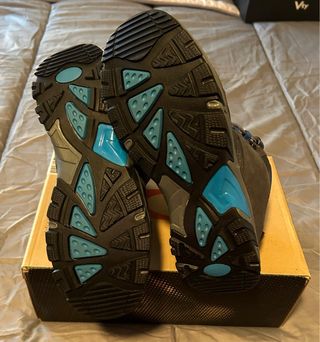 Botas de montaña y senderismo grises