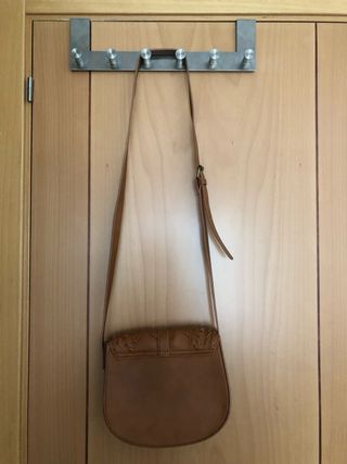 Bolso bandolera camel trenzado