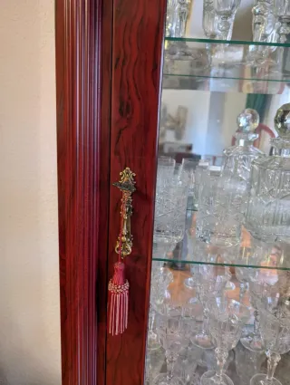 Vitrina de madera con cristalería