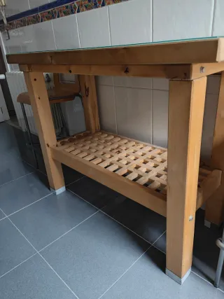 Mesa de madera con tapa de cristal