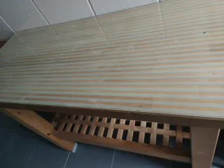 Mesa de madera con tapa de cristal