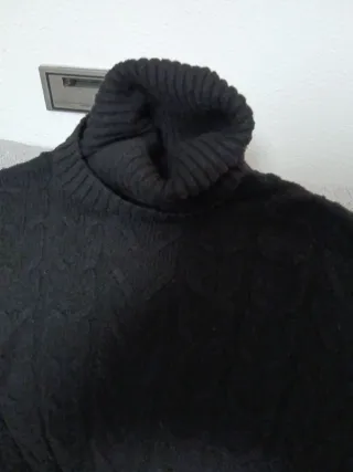 Jersey cuello alto negro trenzado