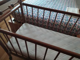 Cuna de madera buena con colchón