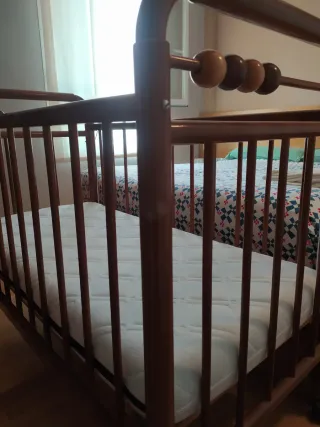 Cuna de madera buena con colchón