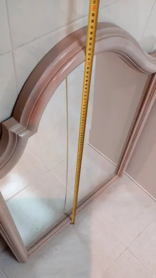 Specchio in legno beige con cornice curva