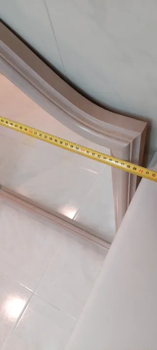 Specchio in legno beige con cornice curva