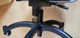 Sedia da ufficio nera con ruote