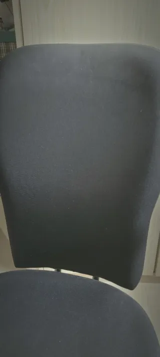 Sedia da ufficio nera con ruote