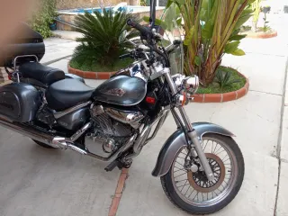 Suzuki Intruder LC 250 Moto