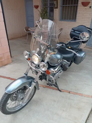 Suzuki Intruder LC 250 Moto