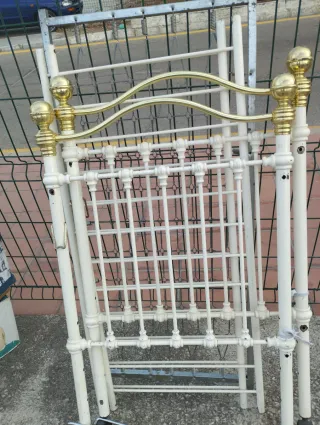 Cuna de metal dorada y blanca